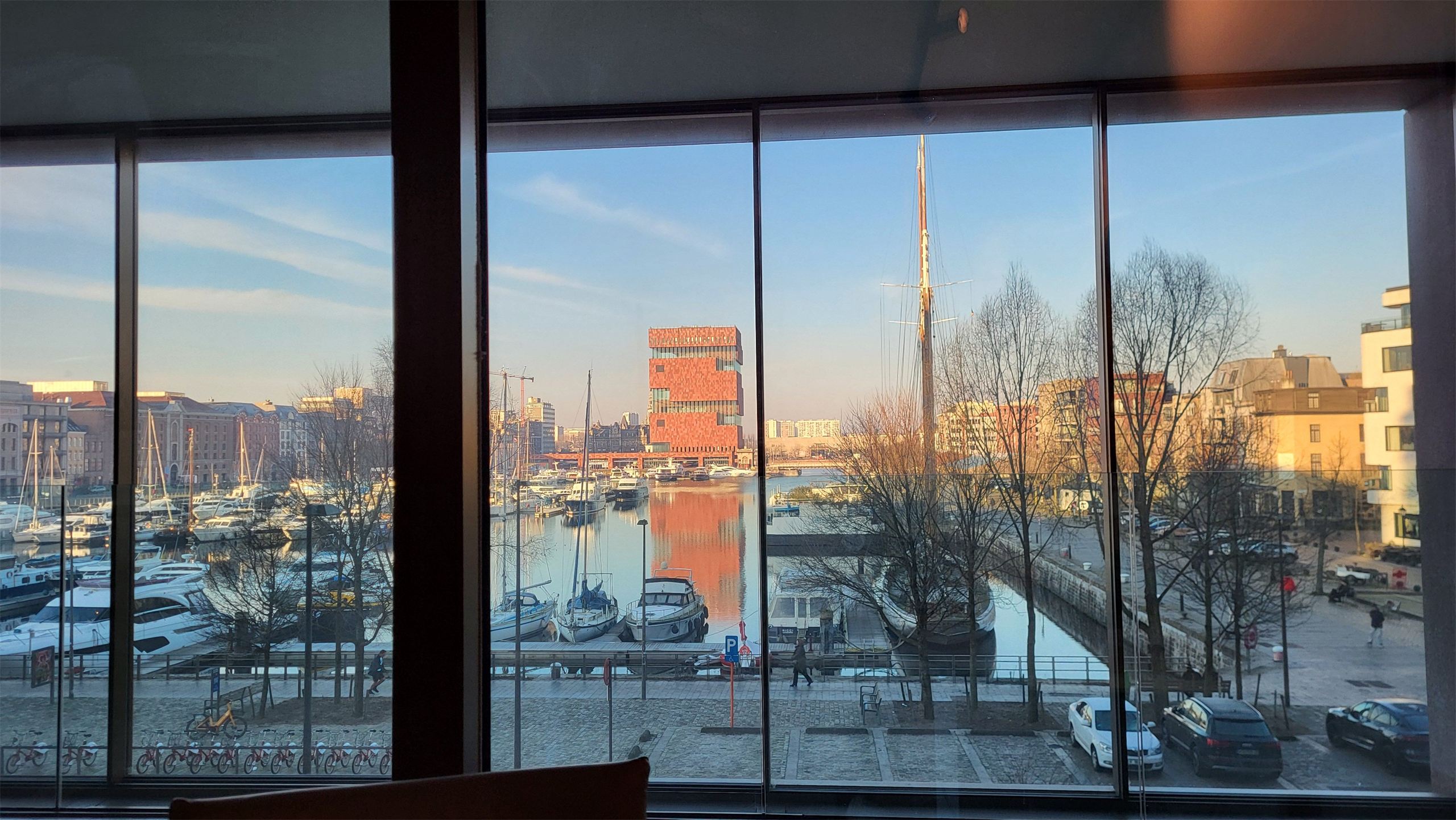 Uitzicht vanuit ons kantoor aan het Eilandje in Antwerpen, met het MAS en de jachthaven